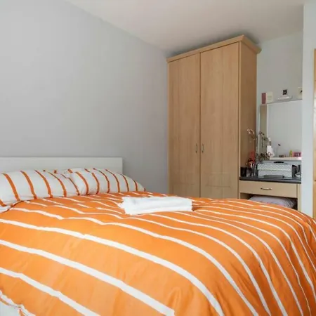Spacious 1 Bedroom Near The Triangle *