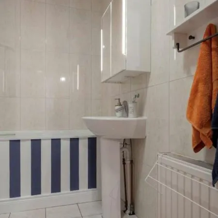 Apartment Spacious 1 Bedroom Near The Triangle
