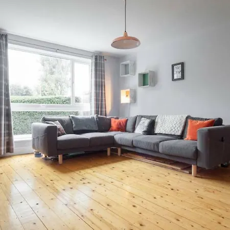 Apartment Spacious 1 Bedroom Near The Triangle